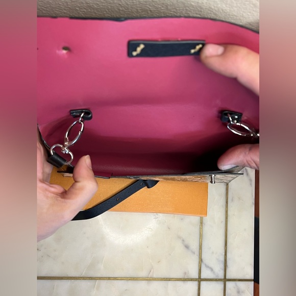 MOTOLA Crossbody w/detachable strap - Picture 13 of 13